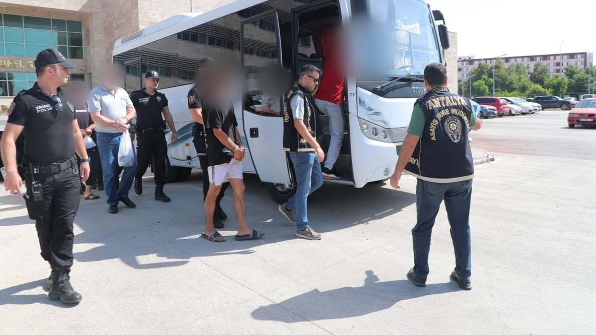 Antalya'da 44 firari yakalandı