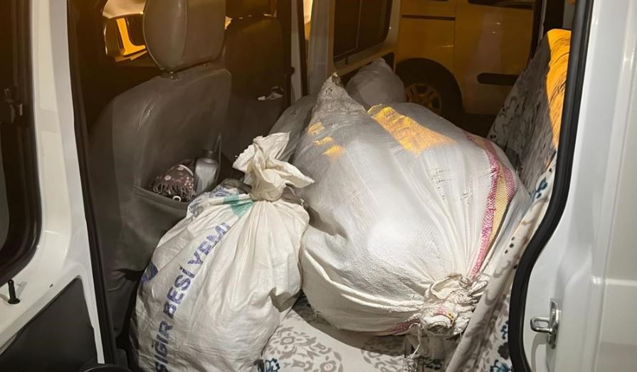 Diyarbakır'da bir araçta 27 kilogram esrar ele geçirildi