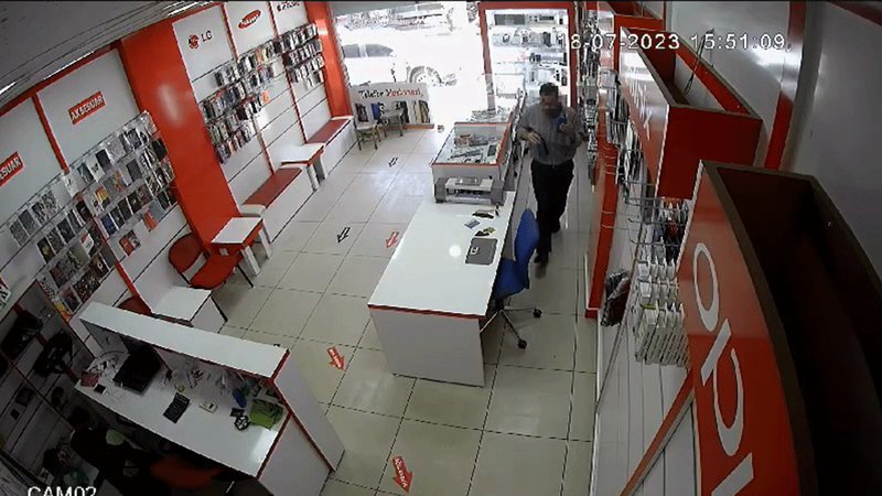 Namaz kılarken dükkanı soyuldu