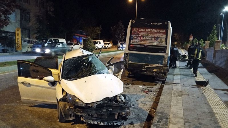 Park halindeki minibüse çarptı: 2 ölü 4 yaralı