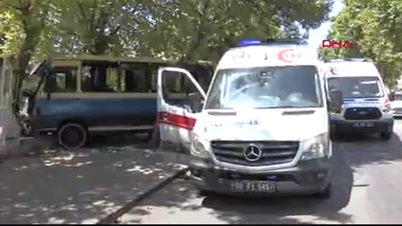 Dolmuşun freni boşaldı sitenin korkuluklarına çarptı