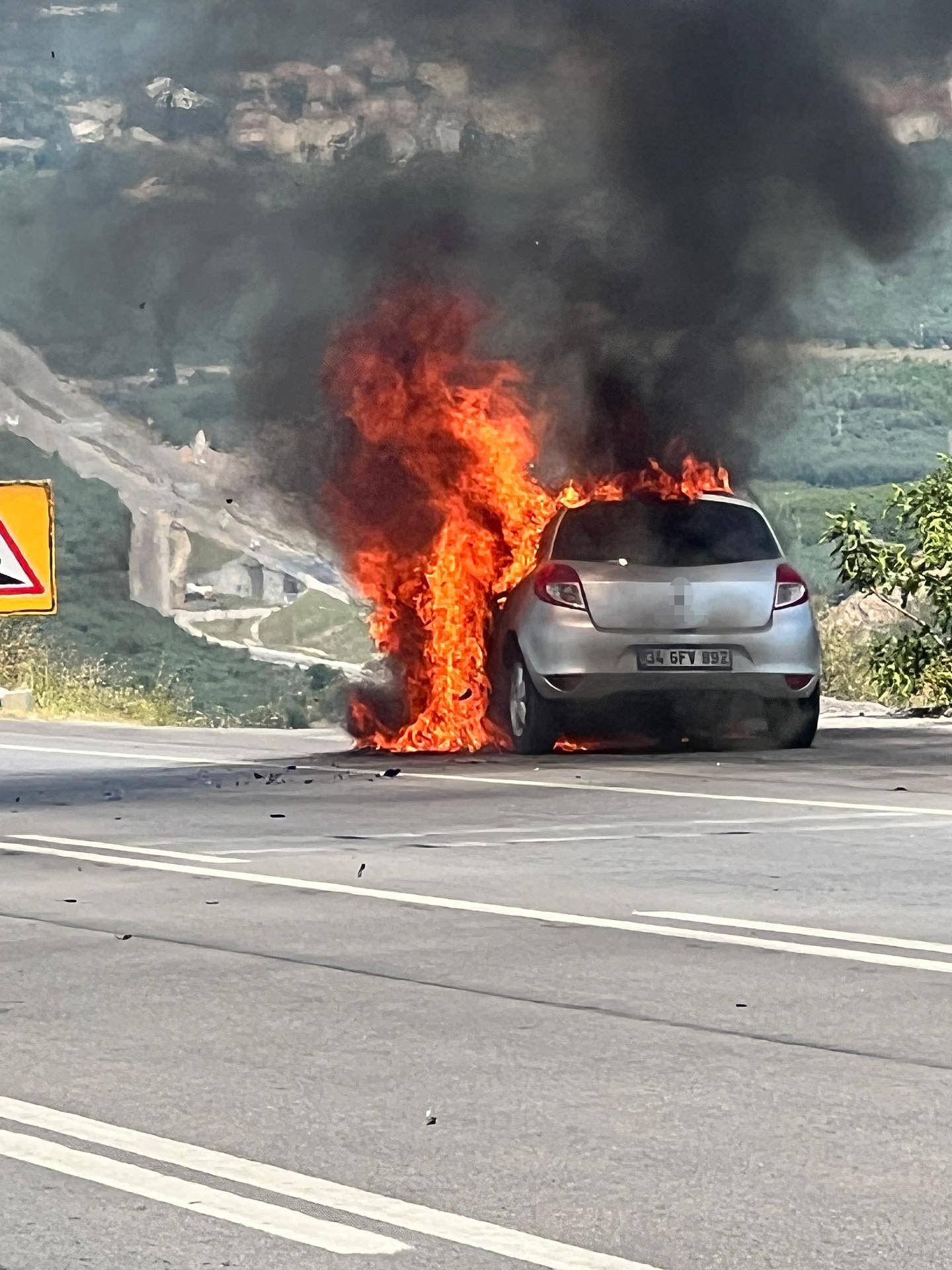 Seyir halindeki araç alev alev yandı