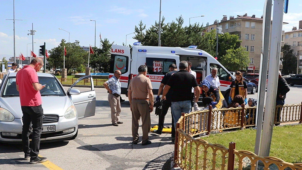 Erzurum'da kavşakta iki araç birbirine girdi: 2 yaralı