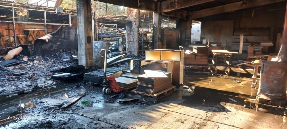 Balıkesir'de mobilya imalathanesinde yangın
