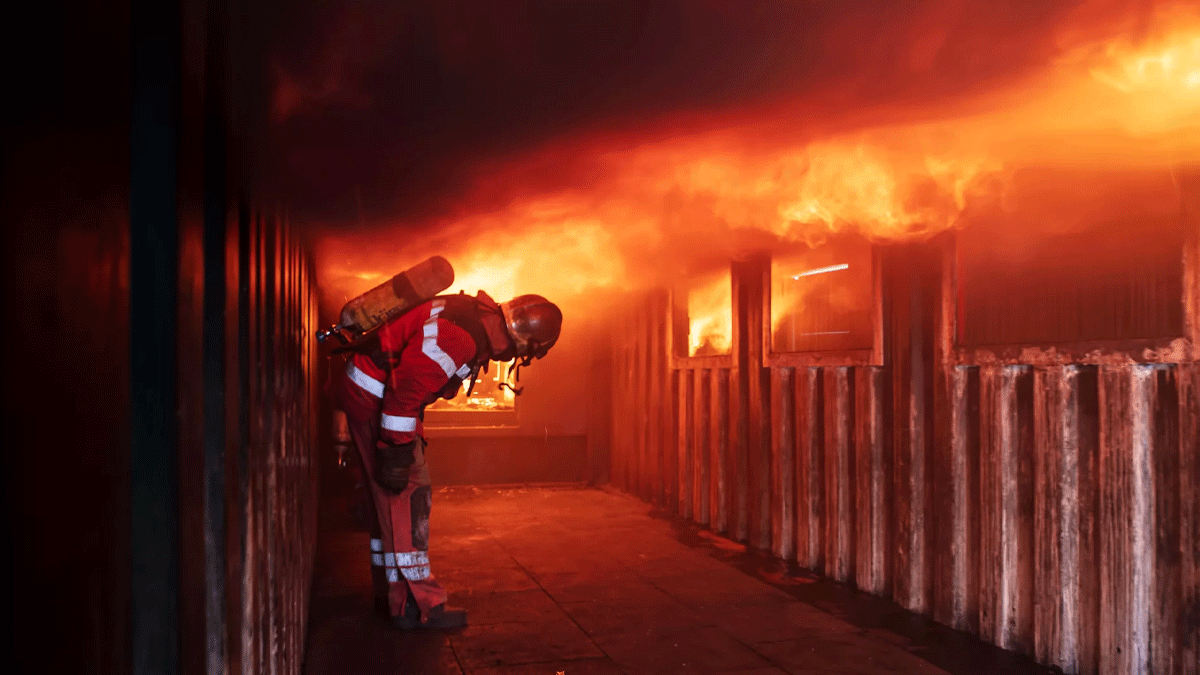 1'i bebek 17 kişiyi yangından kurtaran müslüman genç Fransa'da gündem oldu