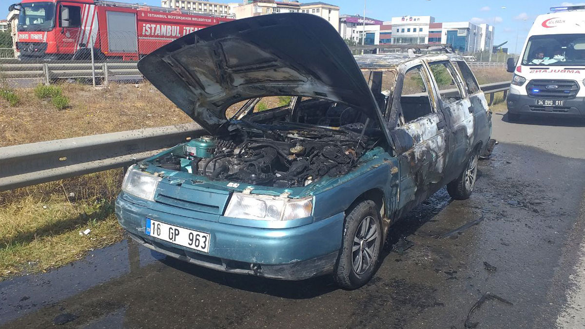 TEM Otoyolu'nda hareketli dakikalar: Otomobil alev alev yandı
