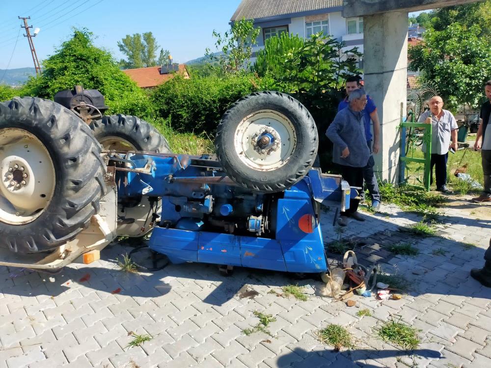 Harç tankerini bağladığı traktörüyle takla attı