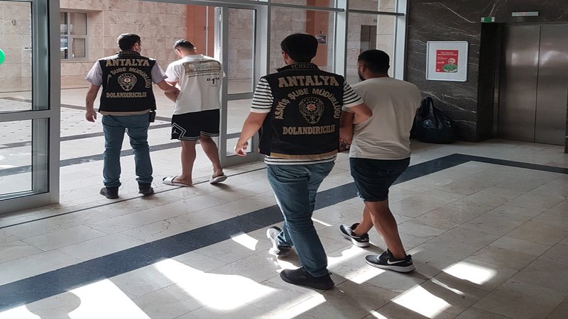 Kendini banka görevlisi olarak tanıtan dolandırıcı yakalandı