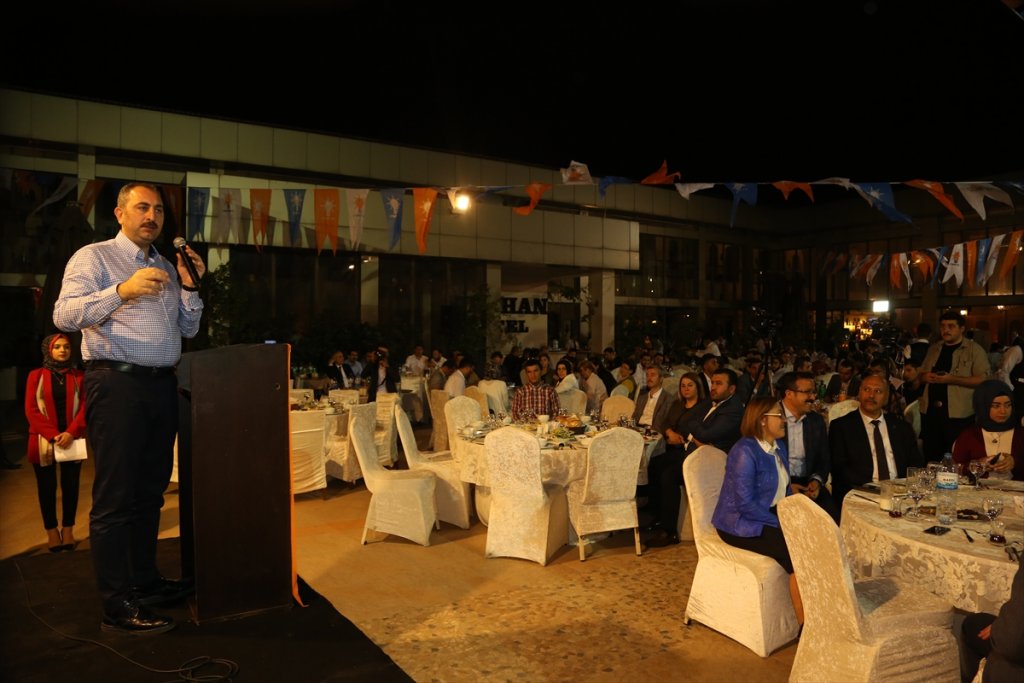 "At sahibine göre kişner"