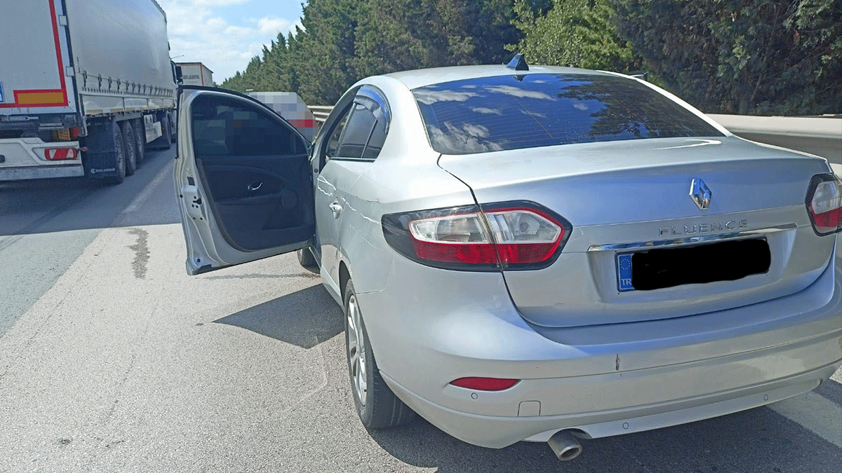 Uyuşturucu taşıdığı otomobili TEM’de bırakıp kaçtı