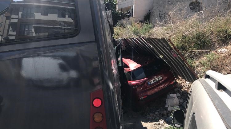Freni boşalan karavan park halindeki araca girdi