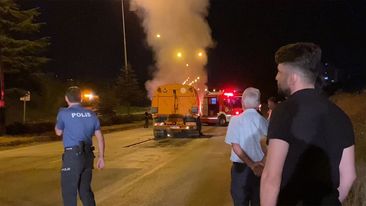 Samsun'da temizlik aracı alev alev yandı