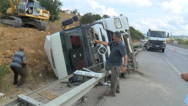 Pendik'te hafriyat kamyonu devrildi