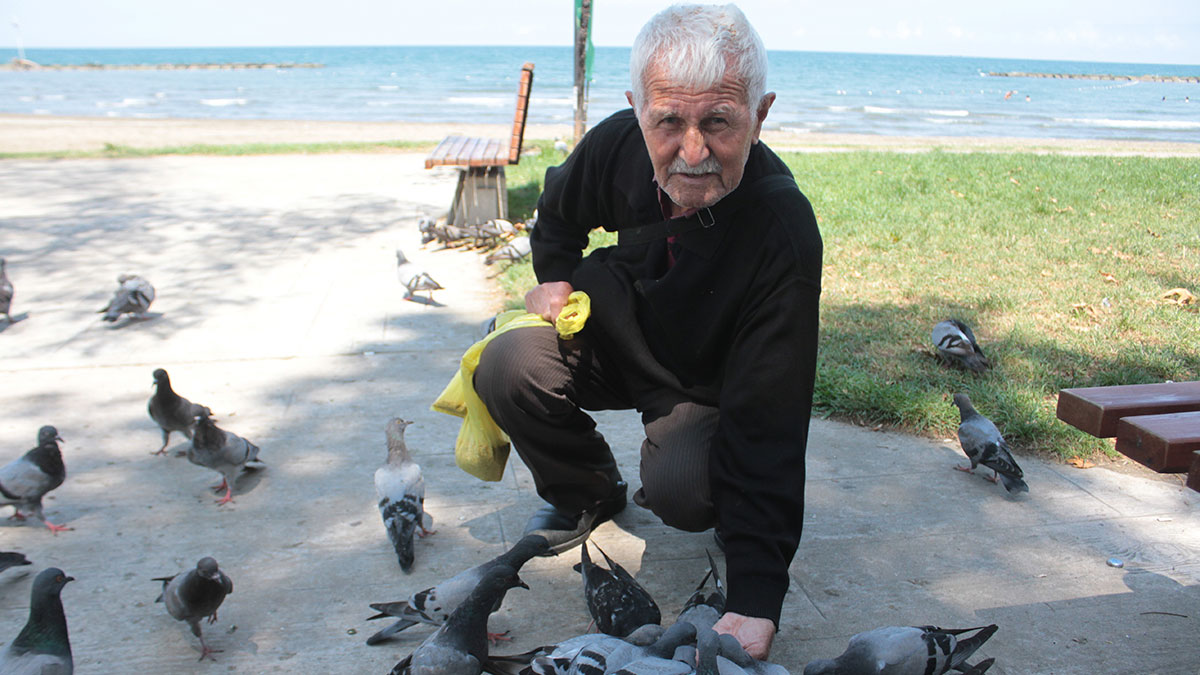 Ağzıyla günde 500 güvercini besliyor