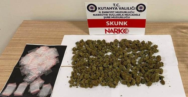 Bir araçta 137 gram esrar ele geçirildi