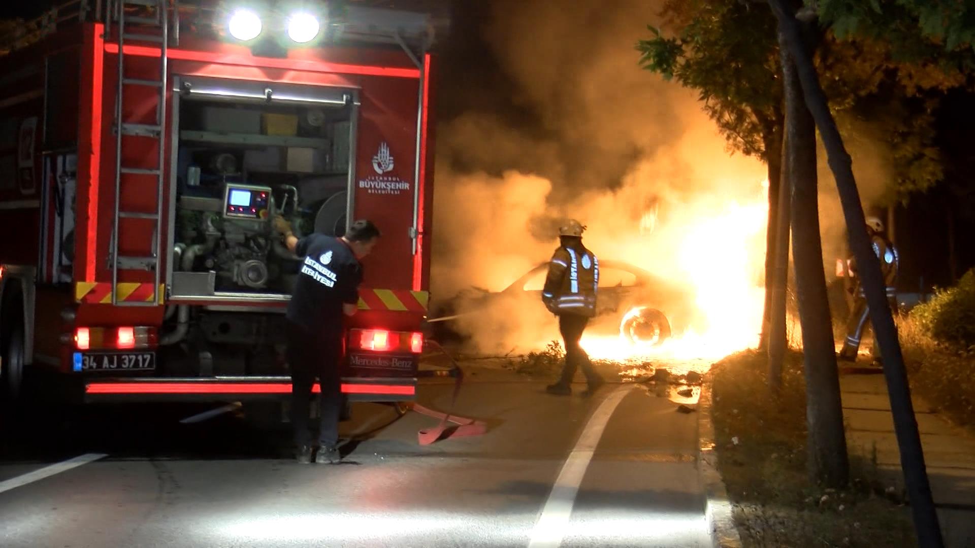 Beylikdüzü'nde kaza yapan otomobil alev alev yandı