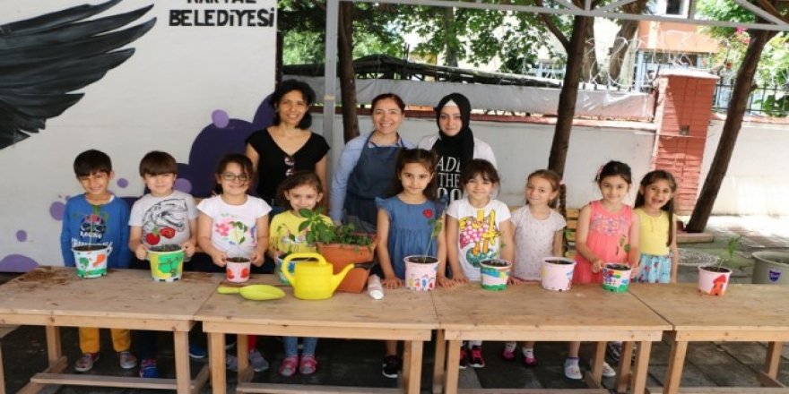 Atık saksılara fide ekerek hayat verdiler