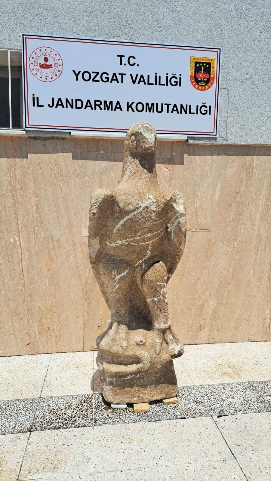 Yozgat'ta kartal figürü ele geçirildi