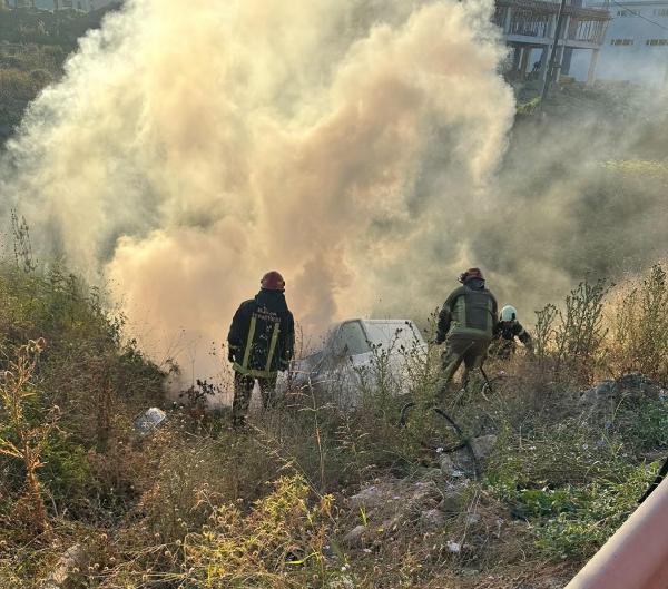 Bursa'da şarampole düşen minibüs alev aldı: 2 yaralı