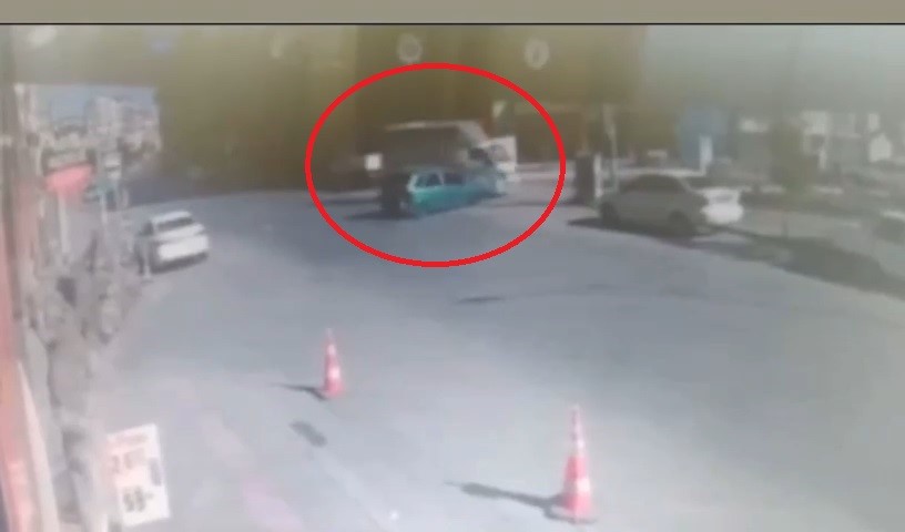 Bursa'da kaza anı kamerada: Araçlar böyle çarpıştı