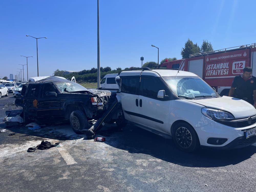 TEM Otoyolu Hadımköy'de zincirleme kaza: 3 yaralı
