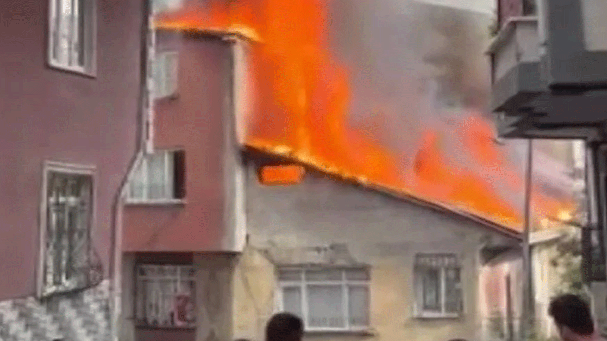 Kağıthane'de 3 binanın çatısında çıkan yangın söndürüldü