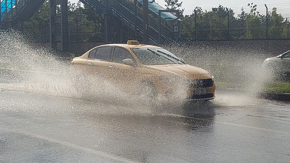 Erzurum’da sağanak hayatı olumsuz etkiledi