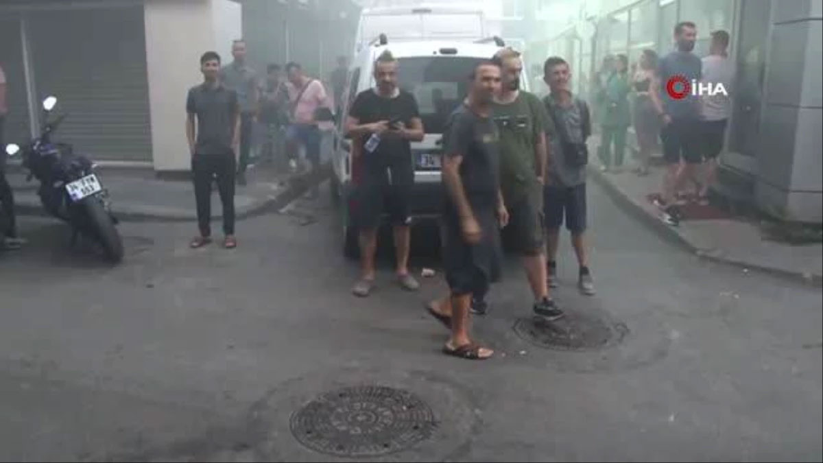 Kadıköy'de 3 katlı iş merkezinde yangın