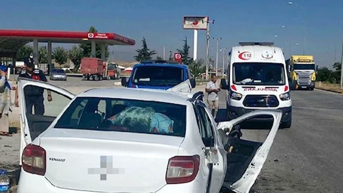 Afyonkarahisar'da beton direğe çarpan otomobildeki 1 kişi öldü, 2 kişi yaralandı
