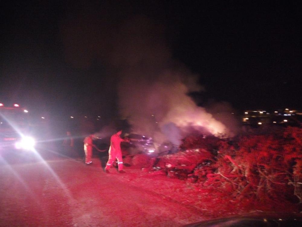 Çay kenarına bırakılan sera atıkları alev aldı