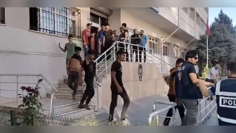 Sürücüsünün terk edip kaçtığı minibüste 23 kaçak göçmen yakalandı