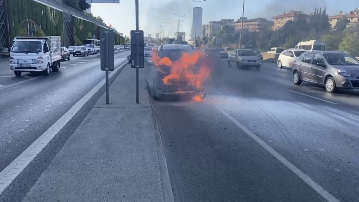 Maltepe D-100 karayolunda otomobil cayır cayır yandı