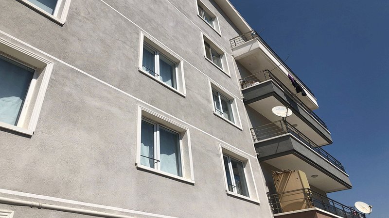 2 yaşındaki Menesa misafirlikte evin penceresinden düşüp öldü