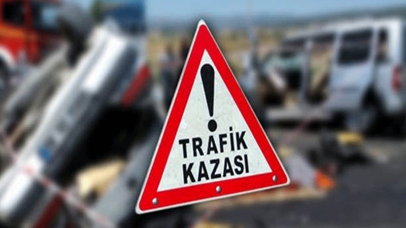 Kaza yapan otomobil tramvay yoluna düştü
