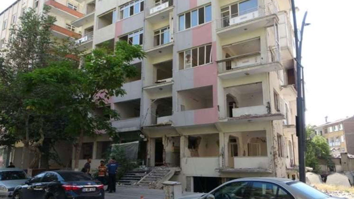 Ağır hasarlı binada söküm yaparken 4. kattan düşen işçi öldü