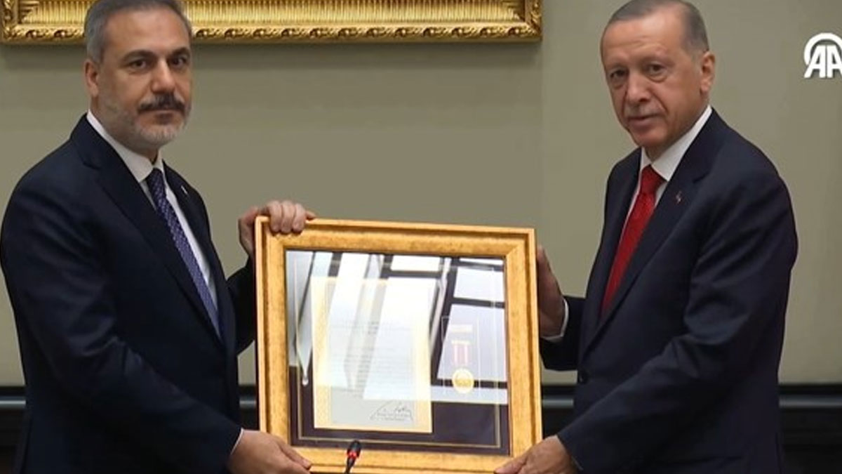 Erdoğan'dan Hakan Fidan'a 'üstün hizmet madalyası'