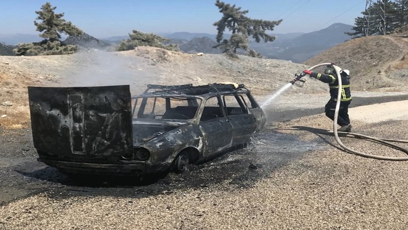 Seyir halindeki otomobil cayır cayır yandı