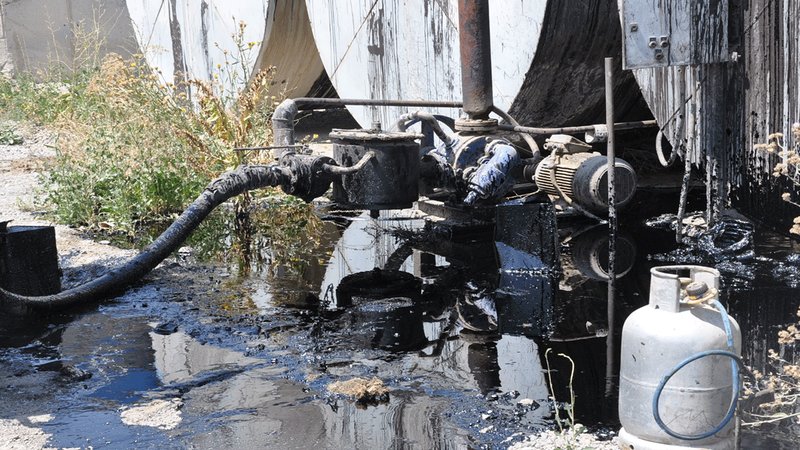 Tankerden boşaltılan sıcak zift işçilerin üzerine sıçradı