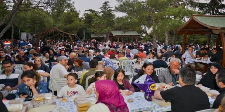 Sevgi sofrasında bir araya geldiler