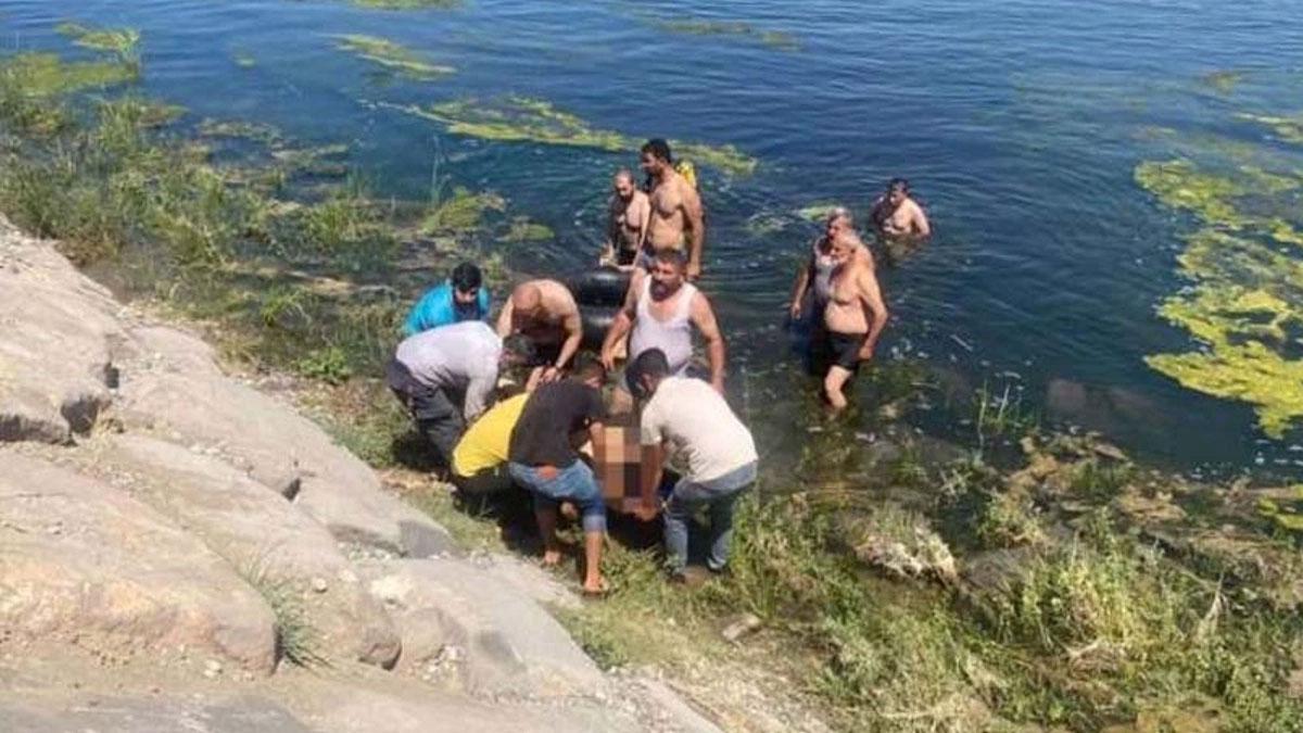 Fırat Nehri'ne giren baba ile oğlu boğularak can verdi
