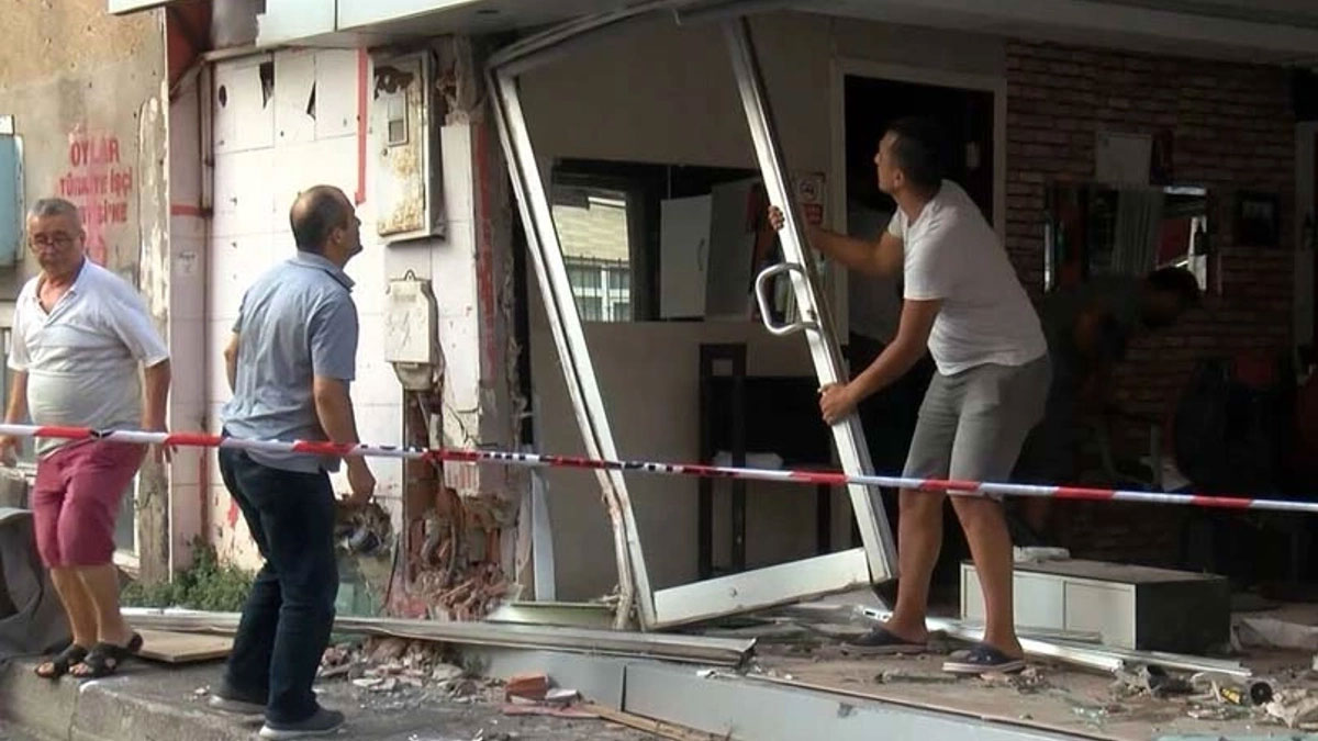 Kadıköy'de araç berbere daldı: 1'i çocuk 4 yaralı