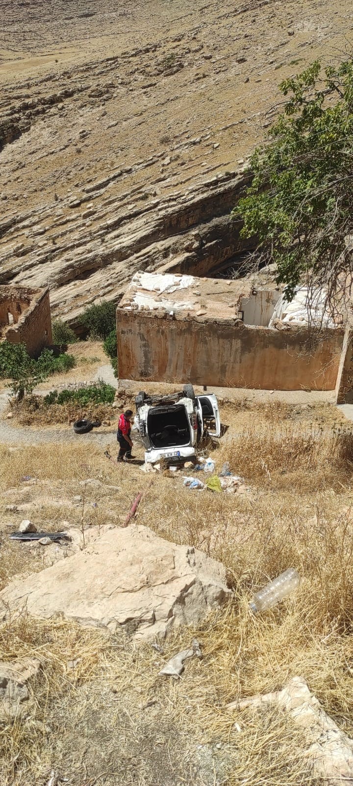 Mardin'de araç şarampole yuvarlandı