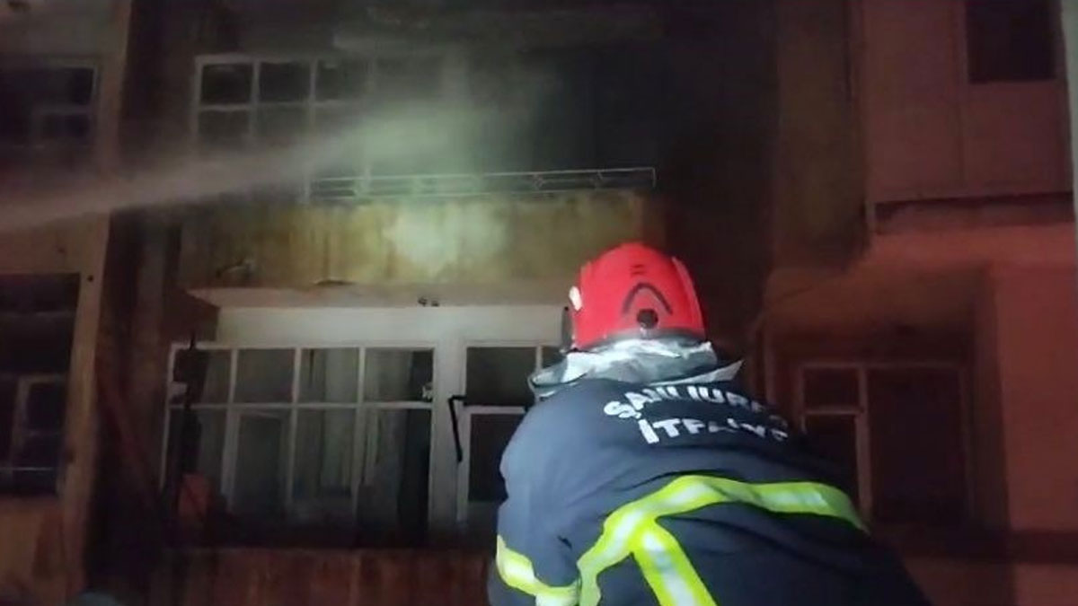 Yangında mahsur kalan kadını itfaiye kurtardı