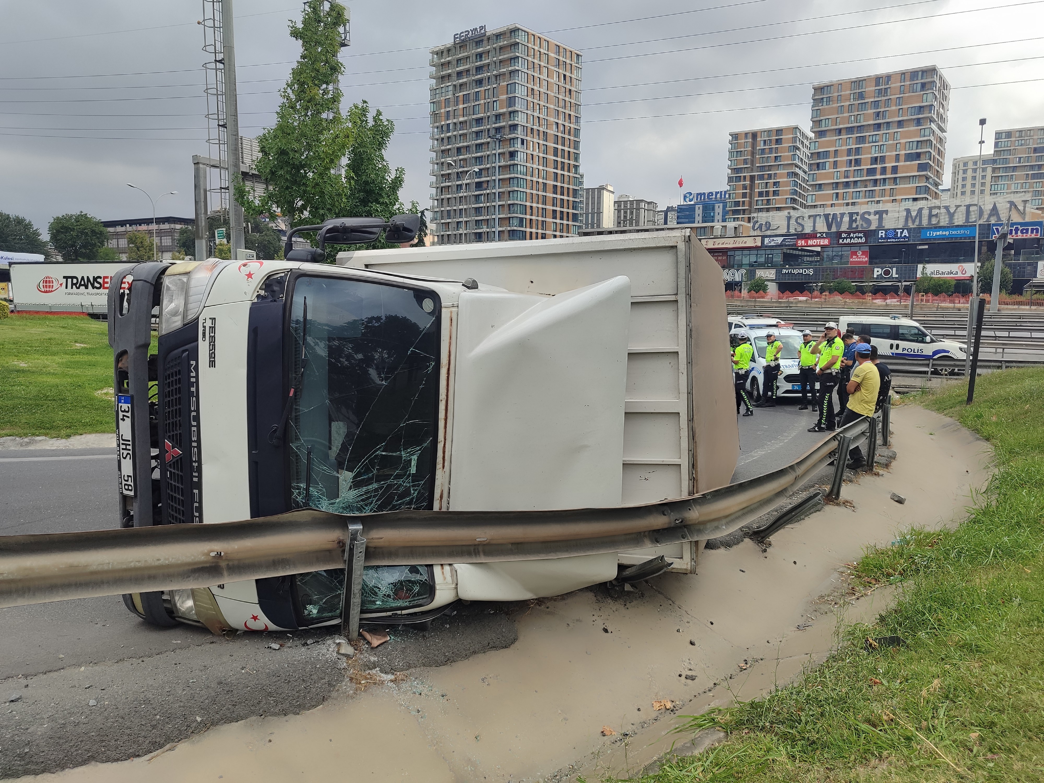 Takla atan kamyonun sürücüsü kaçtı