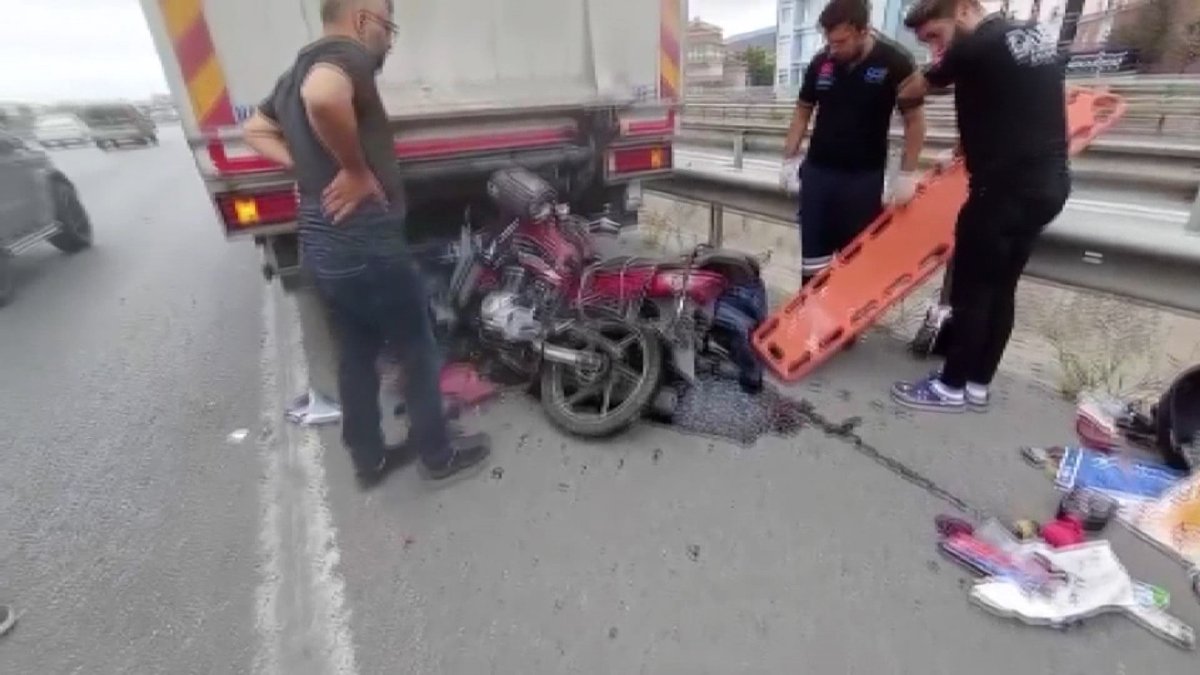 Emniyet şeridindeki kamyonete çarpan motokurye hayatını kaybetti