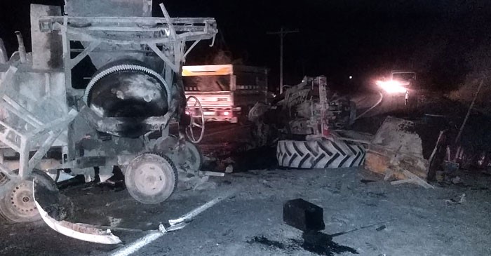 Traktör ile hafif ticari araç çarpıştı: 2 yaralı