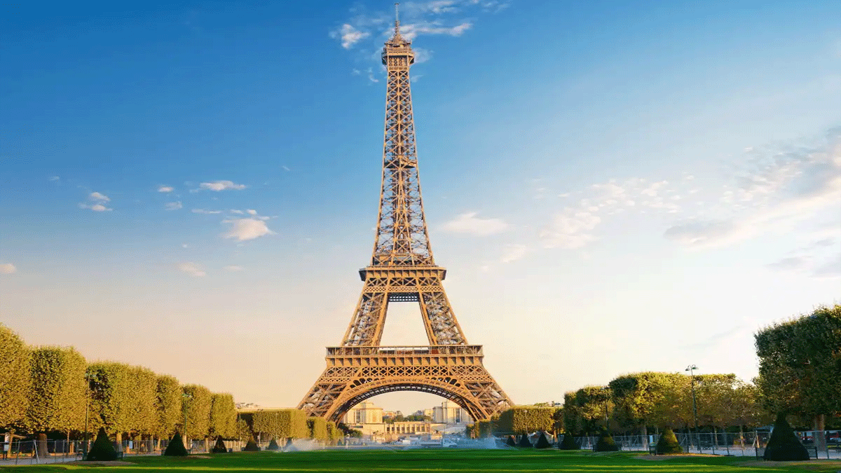 2 turist Eyfel Kulesi'nde mahsur kaldı