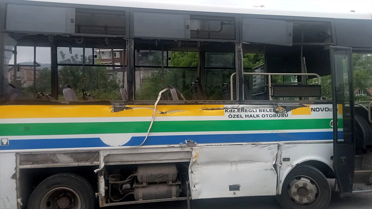 Halk otobüsüyle iş makinesi çarpıştı
