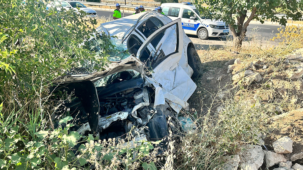 Elazığ’da otomobil şarampole uçtu: 2 yaralı