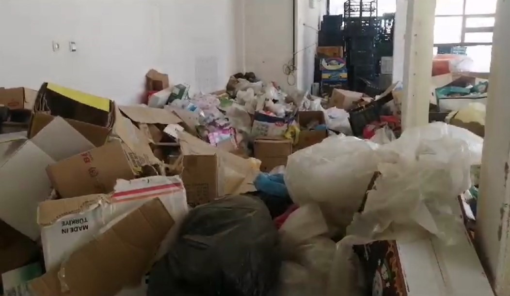 Isparta'da bir evden 7 kamyon çöp çıktı